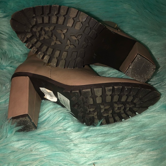 Neutral/Gray heel booties - Picture 4 of 6